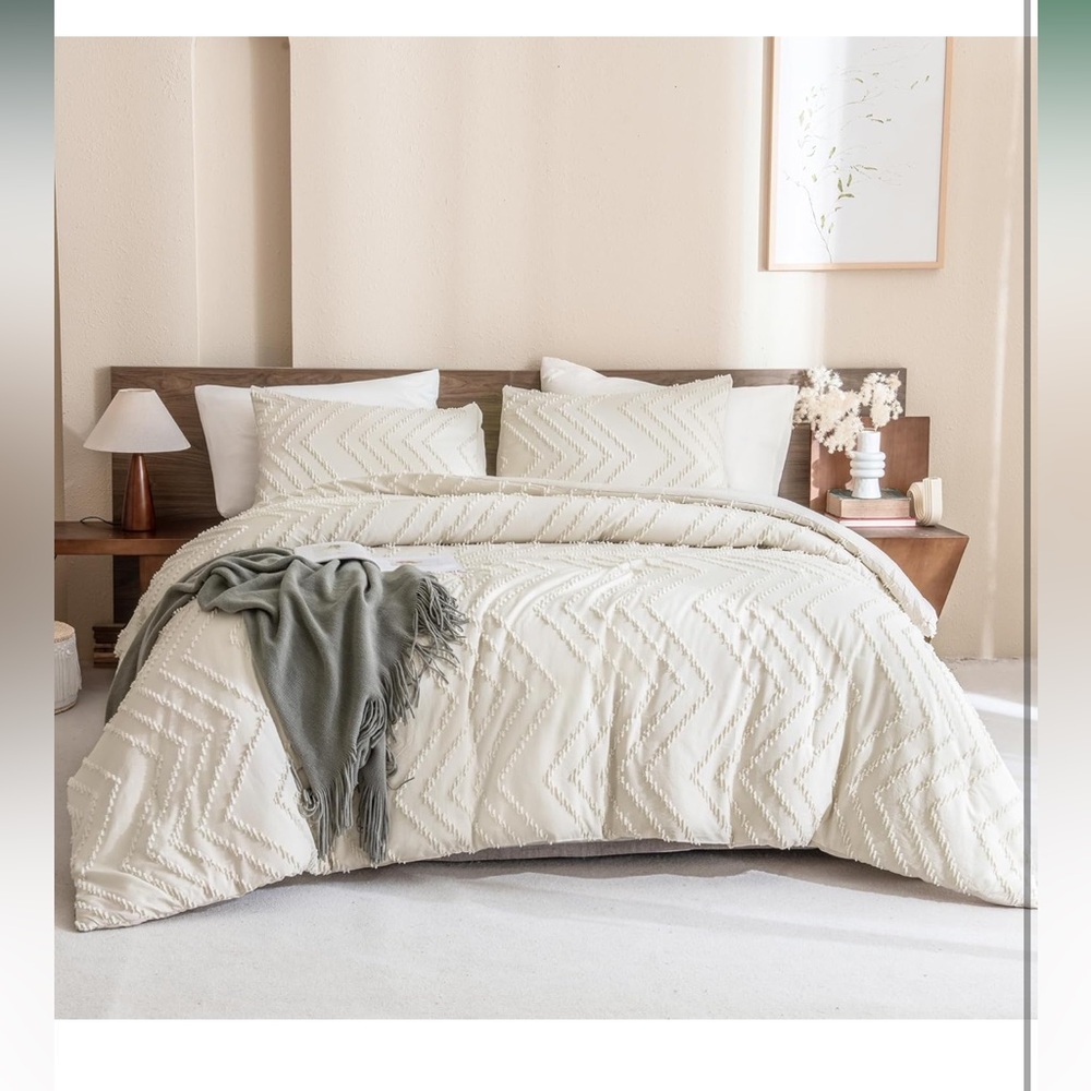 Brand New in Packaging Queen Comforter and 2 Pillow Shams